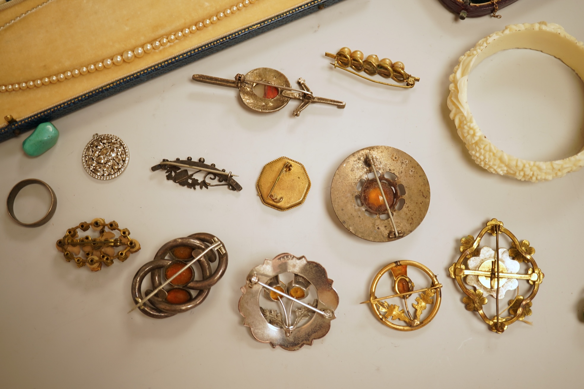 A small group of assorted jewellery including a gold plated curb link bracelet, silver brooch, simulated pearl necklace and costume.
